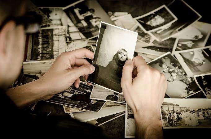 Mãos segurando fotografia antiga